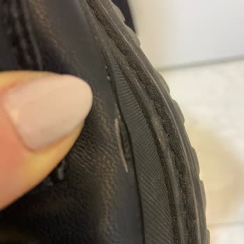 Guess Botların Derisi 4. Giyişte Yırtıldı