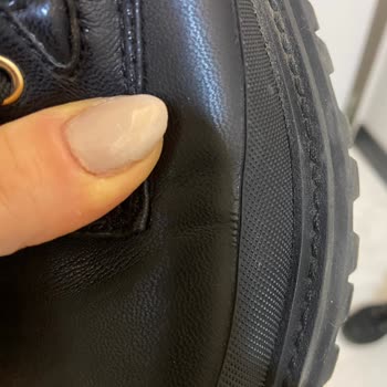 Guess Botların Derisi 4. Giyişte Yırtıldı