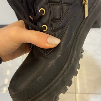Guess Botların Derisi 4. Giyişte Yırtıldı