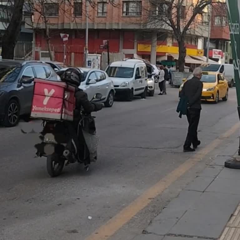 Kuryeleriniz Kaldırımlarda Tehlike Saçıyor!