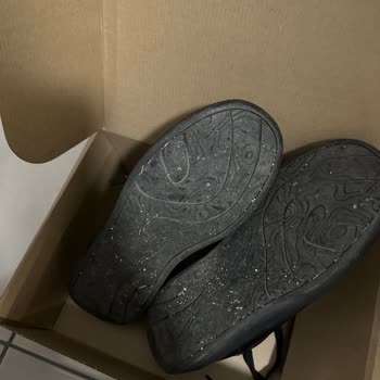 Producto usado de Lefties, zapatos y pantalones en mal estado