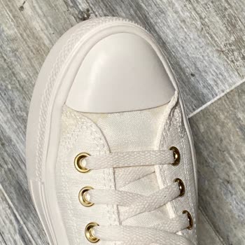 Beyaz Converse Ayakkabılarda Sararma Sorunu