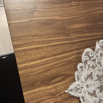 Salon Takımı Masasına Verilen Zarar Ve İlgisizlik