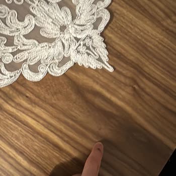 Salon Takımı Masasına Verilen Zarar Ve İlgisizlik