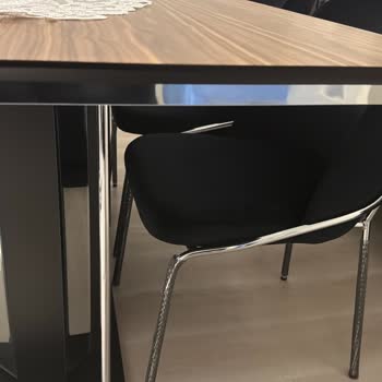 Salon Takımı Masasına Verilen Zarar Ve İlgisizlik