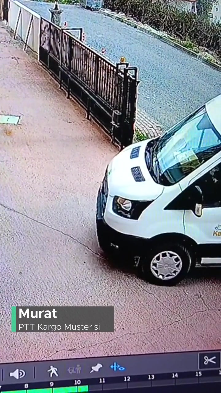 PTT Kargo Aracının Kapalı Otoparkın Girişini Kapatması videonun kapak resmi