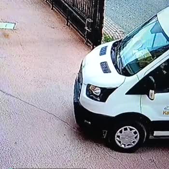 PTT Kargo Aracının Kapalı Otoparkın Girişini Kapatması