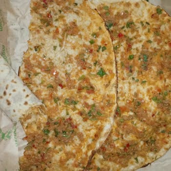 Lahmacun Fiyaskosu: Domates Ve Maydanozlu Hamur