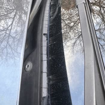 BMW 320İ Ön Cam Izgarasında Çatlak Ve Rüzgar Sesi Sorunu