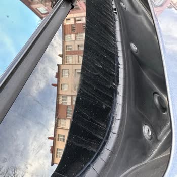 BMW 320İ Ön Cam Izgarasında Çatlak Ve Rüzgar Sesi Sorunu