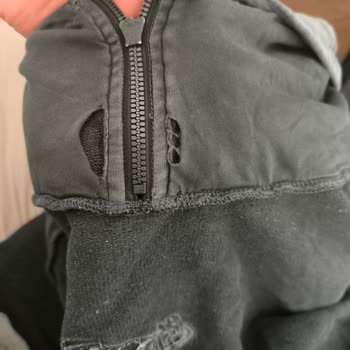 Mavi Sweat Dikiş Yerlerinden Yırtılıyor