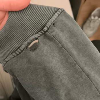 Mavi Sweat Dikiş Yerlerinden Yırtılıyor