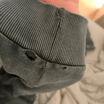 Mavi Sweat Dikiş Yerlerinden Yırtılıyor