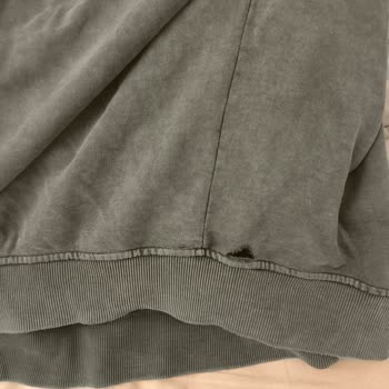 Mavi Sweat Dikiş Yerlerinden Yırtılıyor
