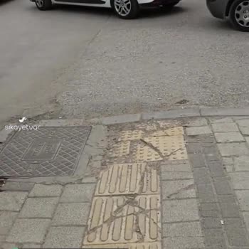 İstanbul Büyükşehir Belediyesi Okul Yolundan Geçen Hafriyat Kamyonları