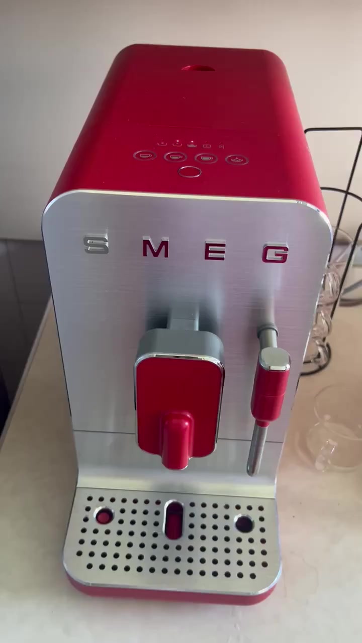 Smeg vollautomatische Espressomaschine wiederholt Fehler und schlechter Service Videovorschaubild