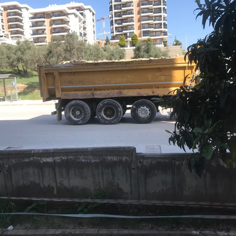 Çiğli'de Moloz Kamyonlarının Toz Sorunu