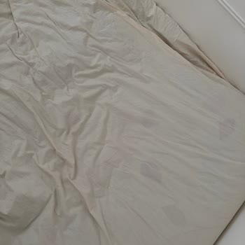 Beklenen Yatak Gelmedi, Çocuk Yorgan Üstünde Yatıyor!