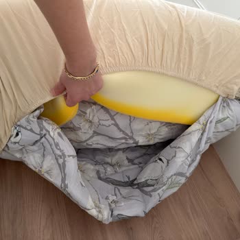 Beklenen Yatak Gelmedi, Çocuk Yorgan Üstünde Yatıyor!