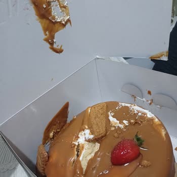 Yemeksepeti Dağınık Gelen Yaş Pasta Siparişi