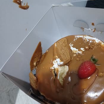 Yemeksepeti Dağınık Gelen Yaş Pasta Siparişi