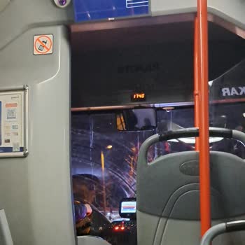 Otobüs Şoförünün Dikkatsizliği Yüzünden Yaşanan Tehlikeli Kaza