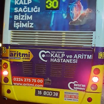 Otobüs Şoförünün Dikkatsizliği Yüzünden Yaşanan Tehlikeli Kaza