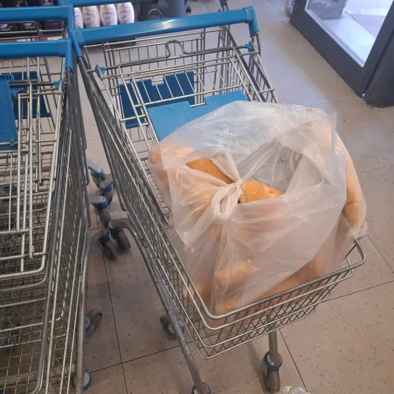 Denetimsiz Mağaza: Tarihi Geçmiş Ürünler Ve İlgisiz Çalışanlar