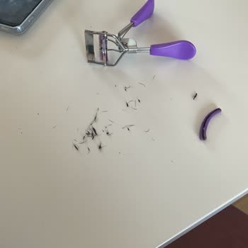 Kirpik Kıvırıcı Kirpiklerimi Kesti!