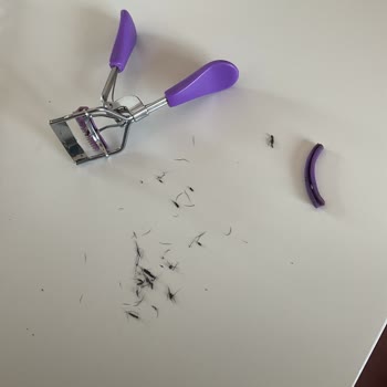 Kirpik Kıvırıcı Kirpiklerimi Kesti!
