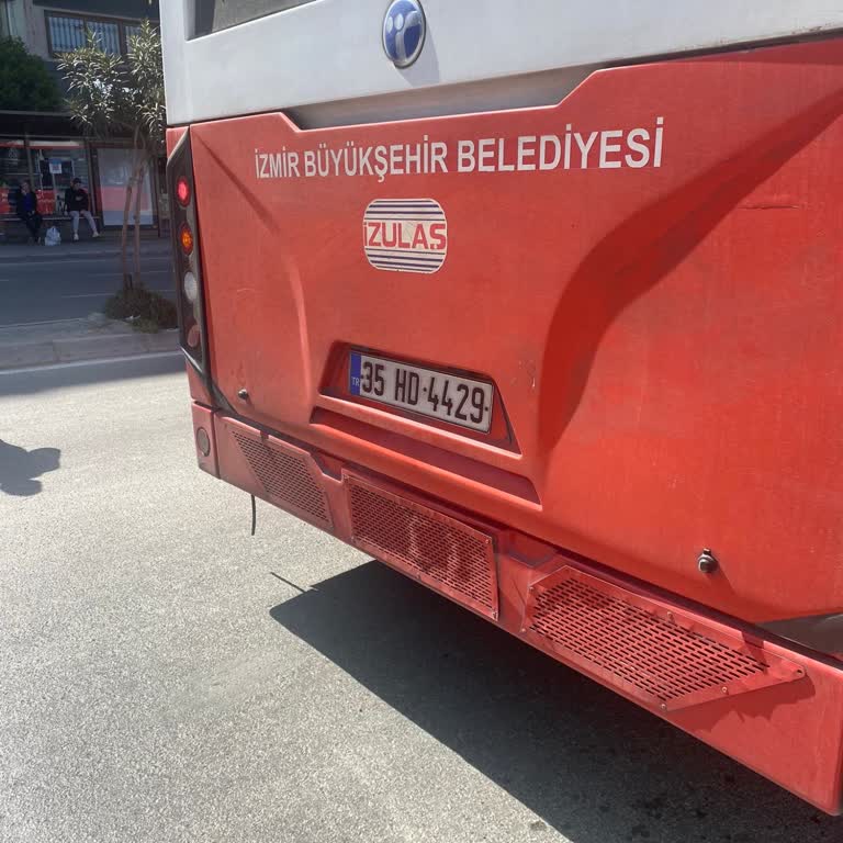Dikkatsiz Otobüs Şoförü Yolcu Güvenliğini Tehlikeye Atıyor