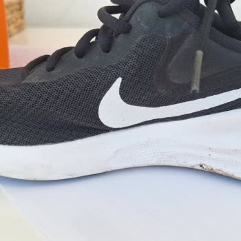 Deforme Olan Nike Ayakkabı Ve İlgisiz Mağaza