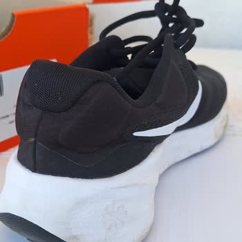 Deforme Olan Nike Ayakkabı Ve İlgisiz Mağaza