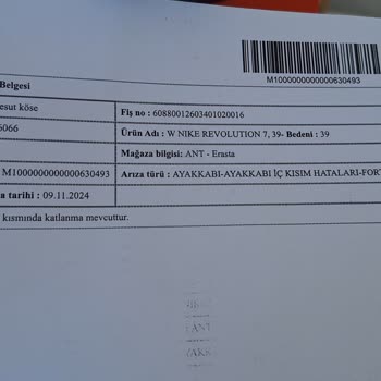Deforme Olan Nike Ayakkabı Ve İlgisiz Mağaza
