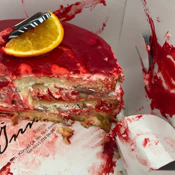 İnna Pasta&Bistro Sağlıksız Pasta Ve Saygısız İşletme Sahibi