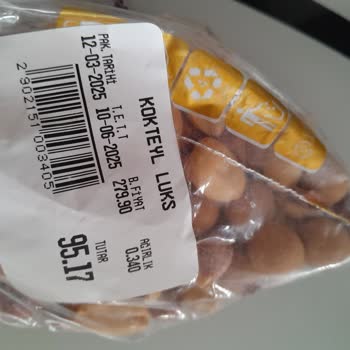 Kuruyemişte Çöp Ve Saygısız Hizmet