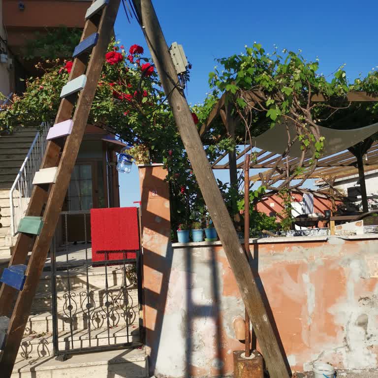 Tehlike Saçan Telekom Direği İçin Acil Çözüm Talebi