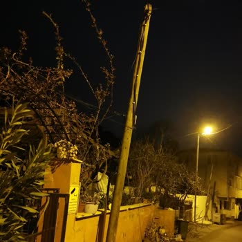 Tehlike Saçan Telekom Direği İçin Acil Çözüm Talebi