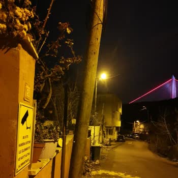 Tehlike Saçan Telekom Direği İçin Acil Çözüm Talebi