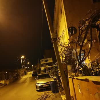 Tehlike Saçan Telekom Direği İçin Acil Çözüm Talebi