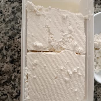 Aknaz Beyaz Peynir: Plastik Gibi Lezzetsiz Deneyim