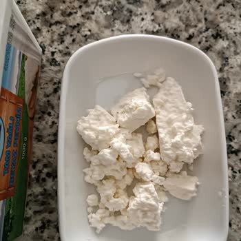 Aknaz Beyaz Peynir: Plastik Gibi Lezzetsiz Deneyim