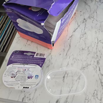 E-bebekten Gelen Kırık Ve Tozlu Emzik Kutusu Şaşkınlığı