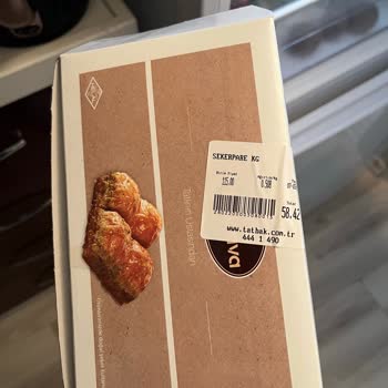 Tatbak Baklavasında Hijyen Skandalı: İçinden Kıl Çıktı!