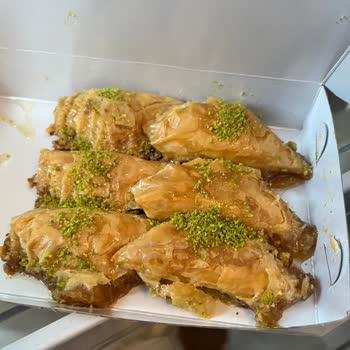 Tatbak Baklavasında Hijyen Skandalı: İçinden Kıl Çıktı!