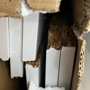 Kırık Dolap Parçası Ve Yetersiz Teslimat Hizmeti