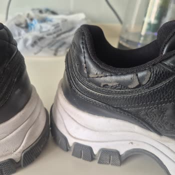 Guess Ayakkabımın Derisi Atıyor Ve Müşteri Hizmeti Yetersiz