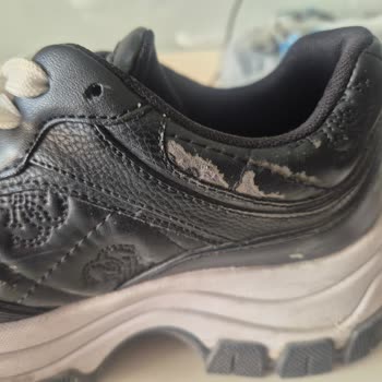 Guess Ayakkabımın Derisi Atıyor Ve Müşteri Hizmeti Yetersiz