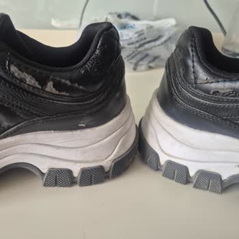 Guess Ayakkabımın Derisi Atıyor Ve Müşteri Hizmeti Yetersiz