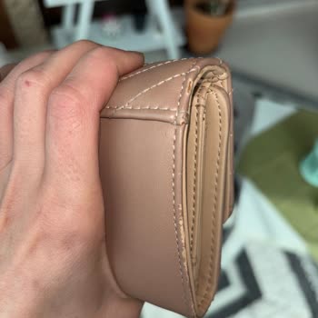 Guess Cüzdanımın Kenarları Soyuldu Ve İnceleme Olumsuz Sonuçlandı